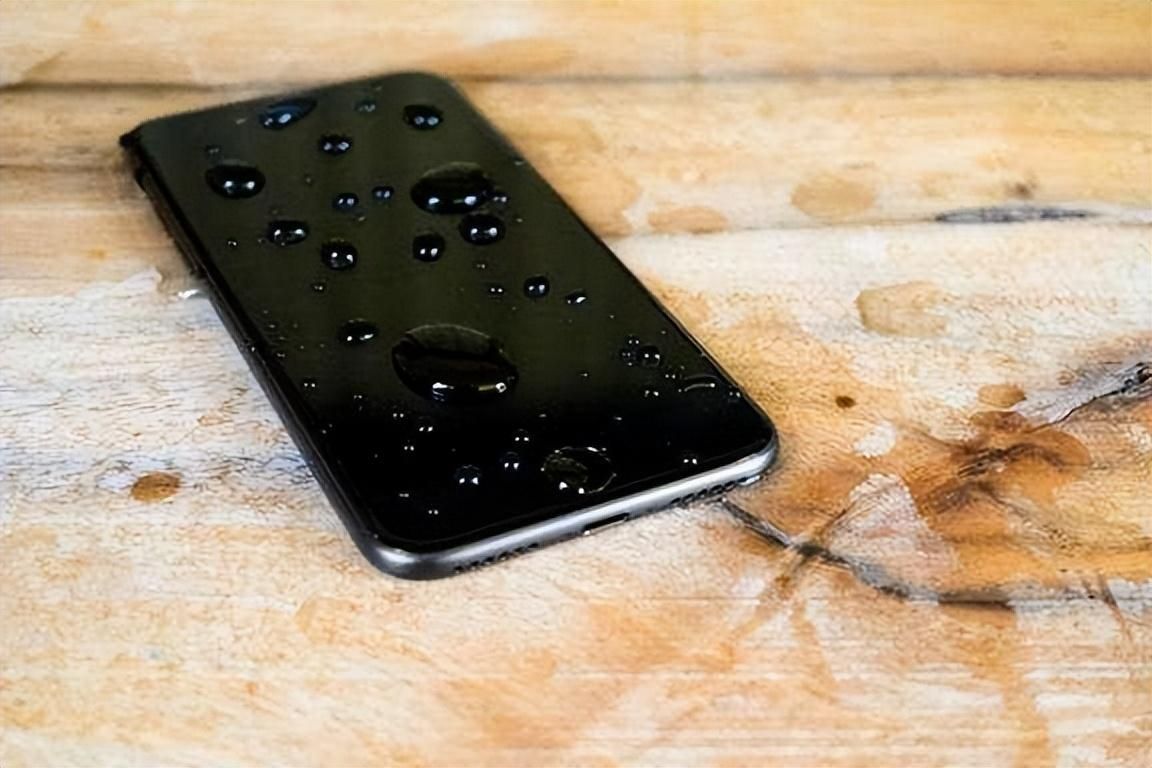 手机掉水里黑屏了怎么处理？苹果手机进水的紧急补救方法