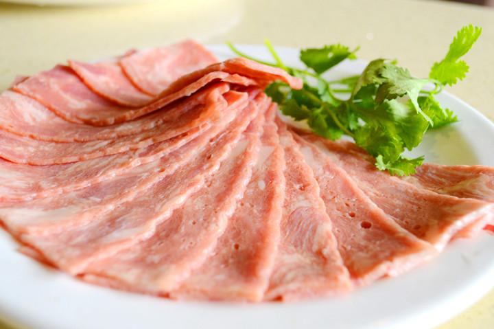培根肉是什么肉做成的（培根肉的制作原料是什么？）