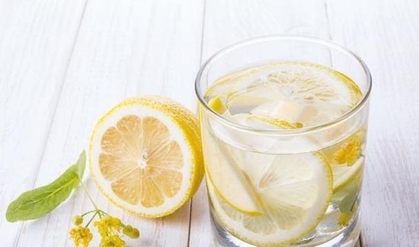 柠檬片泡水喝有什么功效和作用？柠檬水的营养与健康功效