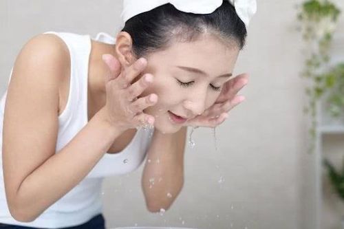 不用洗面奶只用清水洗脸好吗（清水洗脸是否足够？）