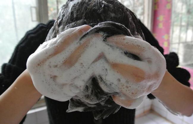 用肥皂洗头发会怎样（肥皂洗头发的效果和危害）