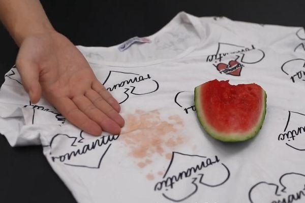 西瓜汁弄到衣服上能洗掉吗？这个方法去除污渍，我太惊了
